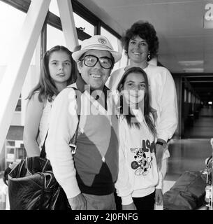 Ronnie Corbett et sa femme Anne avec les enfants Emma, 13 ans et Sophie 11 arrivant à l'aéroport de Heathrow depuis Los Angeles. 8th avril 1980. Banque D'Images