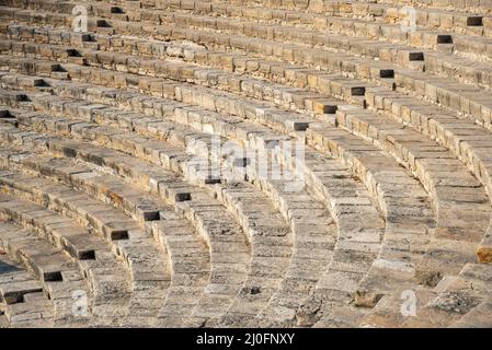 Des marches vides et des séances d'une arène d'un ancien amphithéâtre Banque D'Images