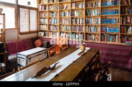 Librairie avec étagères pleines de livres de divers sujets. Banque D'Images