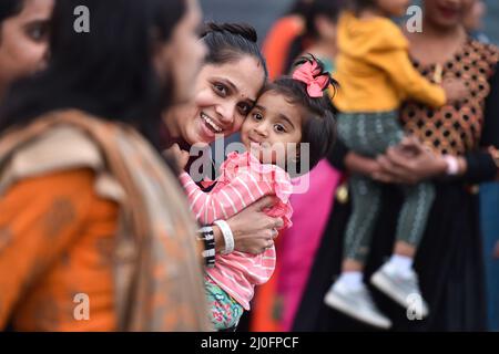 Dunmore, États-Unis. 18th mars 2022. Une mère danse avec sa fille lors d'une célébration Holi. Les hindous de Dunmore célèbrent le festival Holi. Holi est un festival hindou qui marque le début du printemps. Holi célèbre l'amour de Radha Krishna. Crédit : SOPA Images Limited/Alamy Live News Banque D'Images