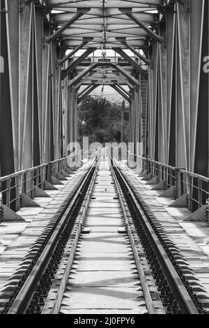 Paysage industriel avec pont ferroviaire, photo noir et blanc Banque D'Images