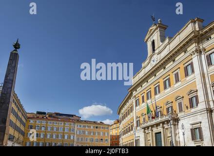 Piazza Montecitorio à Rome avec l'obélisque égyptien Banque D'Images