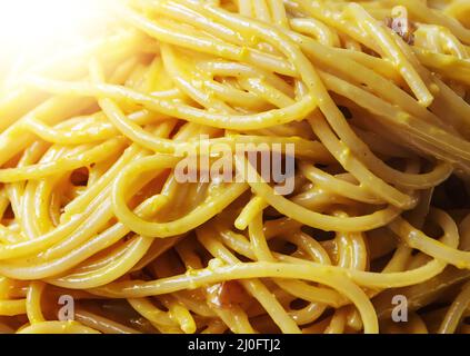 Vue rapprochée des spaghetti avec sauce carbonara. Recette romaine typique Banque D'Images