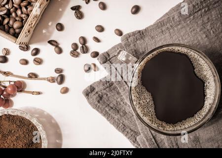 Café noir dans une tasse sur la table Banque D'Images