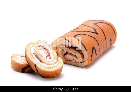 Rouleau de gâteau en éponge sur fond blanc Banque D'Images