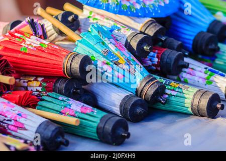 Beaux parapluies à la main à vendre sur le marché local au nord de la Thaïlande. Banque D'Images