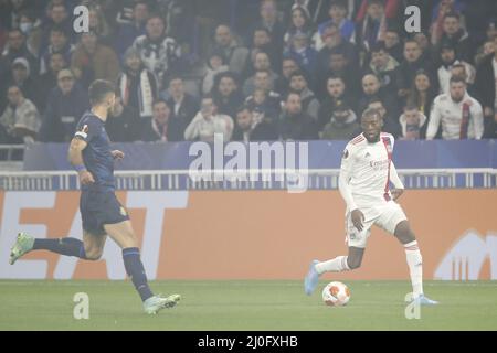 Karl TOKO EKAMBI de Lyon et Marko GRUJIC de Porto lors de l'UEFA Europa League, Round de 16, match de football de 2nd jambes entre l'Olympique Lyonnais (Lyon) et le FC Porto le 17 mars 2022 au stade Groupama de Decines-Charpieu près de Lyon, France - photo: Romain Biard/DPPI/LiveMedia Banque D'Images