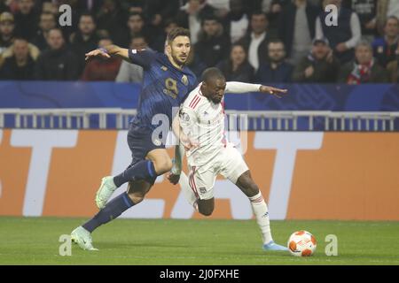 Karl TOKO EKAMBI de Lyon et Marko GRUJIC de Porto lors de l'UEFA Europa League, Round de 16, match de football de 2nd jambes entre l'Olympique Lyonnais (Lyon) et le FC Porto le 17 mars 2022 au stade Groupama de Decines-Charpieu près de Lyon, France - photo: Romain Biard/DPPI/LiveMedia Banque D'Images