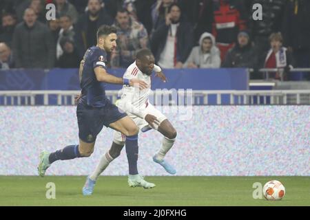 Karl TOKO EKAMBI de Lyon et Marko GRUJIC de Porto lors de l'UEFA Europa League, Round de 16, match de football de 2nd jambes entre l'Olympique Lyonnais (Lyon) et le FC Porto le 17 mars 2022 au stade Groupama de Decines-Charpieu près de Lyon, France - photo: Romain Biard/DPPI/LiveMedia Banque D'Images