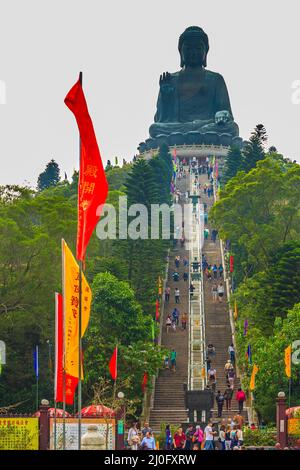 Île Lantau, Hong Kong - 14 novembre 2014 : le touriste a visité la statue du Bouddha Tian géant au sommet de la montagne de po Banque D'Images