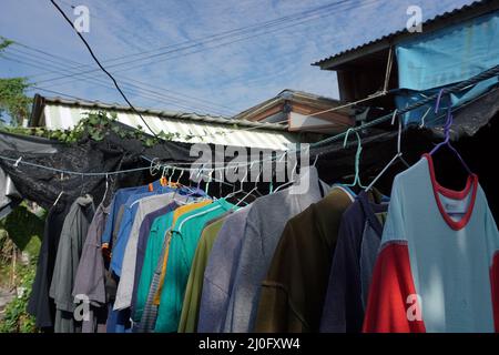 Suspendez les vêtements et les pantalons pour les sécher après le lavage. Banque D'Images