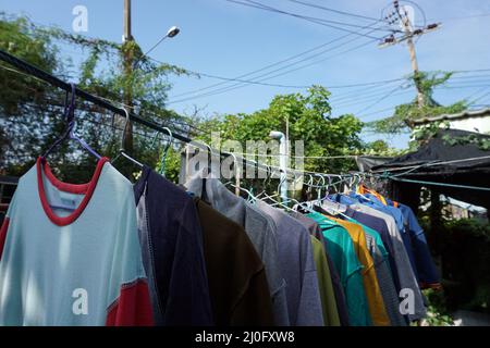 Suspendez les vêtements et les pantalons pour les sécher après le lavage. Banque D'Images