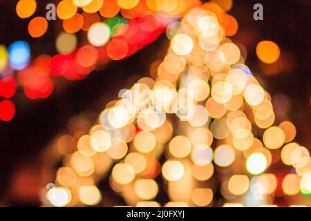 Résumé flou bokeh de la circulation du soir embouteillage sur la route dans la ville. Les feux hors foyer des voitures dans un embouteillage. Feux de voiture défoqué Banque D'Images