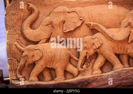 Belle sculpture en bois de famille d'éléphants. Meubles faits à la main d'art antique qui sculpte la famille des éléphants dans le bois. Éléphant W Banque D'Images