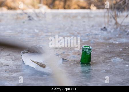 Bouteille de boisson gelée dans de la glace - indicateur de niveau d'eau Banque D'Images