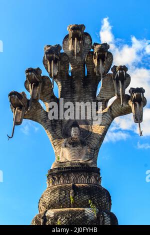 Bouddha et le roi de nagas sculpture à Sala Keoku, le parc de la fantastique sculpture en béton géante Banque D'Images