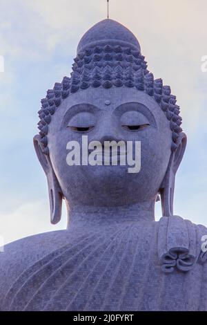 Incroyable statue de Bouddha en marbre blanc, la célèbre attraction touristique en haut de la colline à Phuket, Thaïlande. Banque D'Images