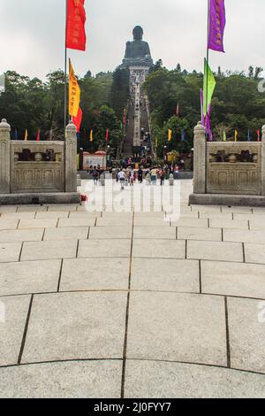 Île Lantau, Hong Kong - 14 novembre 2014 : le touriste a visité la statue du Bouddha Tian géant au sommet de la montagne de po Banque D'Images