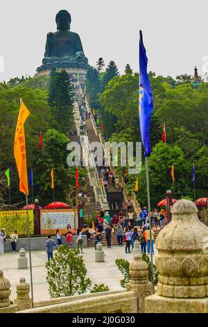 Île Lantau, Hong Kong - 14 novembre 2014 : le touriste a visité la statue du Bouddha Tian géant au sommet de la montagne de po Banque D'Images