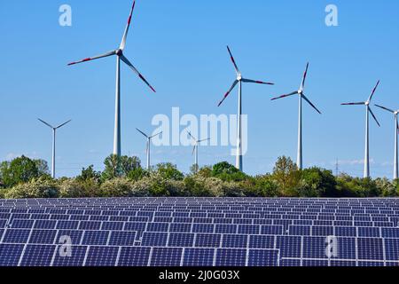 Panneaux solaires et éoliennes vu en Allemagne Banque D'Images