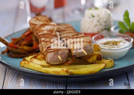 Brochettes grecques de souvlaki avec frites Banque D'Images