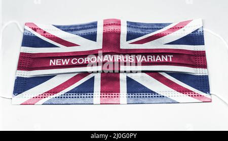 Le drapeau britannique imprimé sur un masque chirurgical avec l'indication de la nouvelle variante du virus corona Banque D'Images