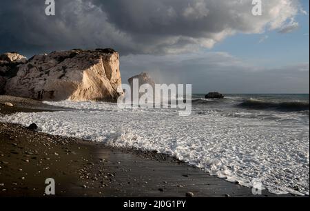 Paysage marin avec vagues venteuses pendant la tempête Rock d'Aphrodite Paphos Chypre. Banque D'Images