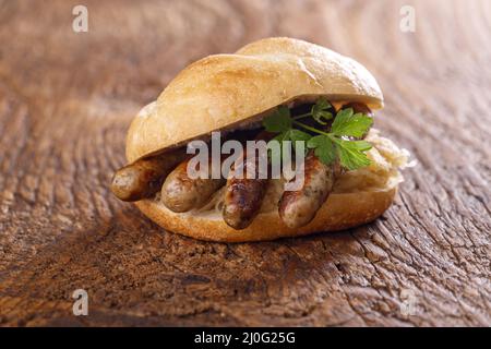 Saucisses de Nuremberg sur un rouleau Banque D'Images