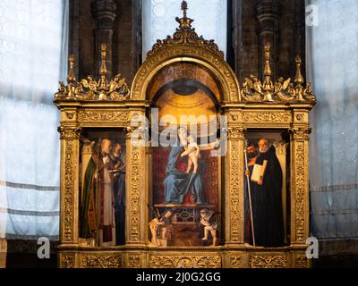 Venise, Italie - janvier 4 2022 : Triptych de Madonna avec les enfants et les saints, peint par Giovanni Bellini en 1488, dans la chapelle de Pesaro, Santa Maria Gloriosa de Banque D'Images