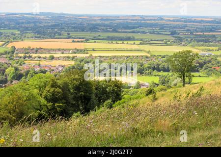 Vue sur les fermes de l'Angleterre rurale, comme vu de la petite colline de whiteleaf, gagner l'escarpement des Chiltern Hills, sud du Royaume-Uni. Le Chiltern hi Banque D'Images