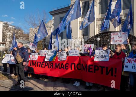 KIEV, UKRAINE 22 FÉVRIER. Les manifestants ukrainiens arborent une bannière et des signes exprimant leur opinion lors d'un rassemblement appelé « l'Empire doit mourir » devant l'ambassade de Russie après que Poutine ait reconnu deux régions ukrainiennes le 22 février 2022 à Kiev, en Ukraine. Le Parlement russe a approuvé des traités avec deux régions sécessionnistes de l'est de l'Ukraine, ouvrant la voie à un déploiement immédiat de troupes russes. Banque D'Images