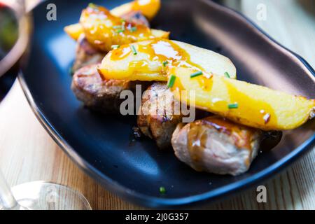 Médaillon de sirloin avec pommes de terre Banque D'Images