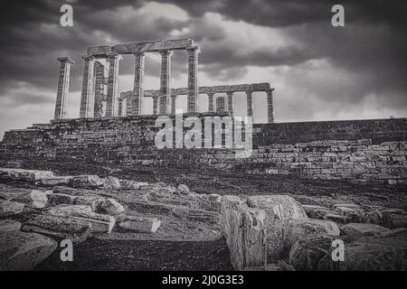 Ruines d'un ancien temple de Poséidon à Grèce Cape Sounio. Poseidon est le dieu grec de la mer. Photo des ruines du temple au coucher du soleil. Site touristique o Banque D'Images