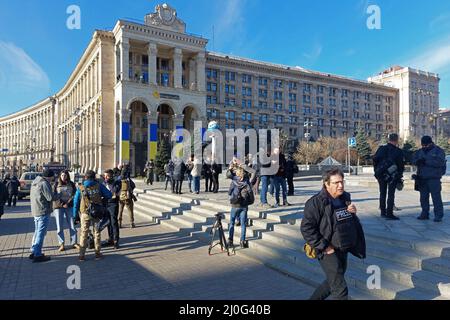 KIEV, UKRAINE 28 FÉVRIER. Des membres de la presse de différents pays se réunissent pour une tournée de presse lors de l'invasion de l'Ukraine par la Russie le 28 février 2022 à Kiev, en Ukraine. La Russie a commencé une invasion militaire de l'Ukraine après que le Parlement russe ait approuvé des traités avec deux régions sécessionnistes de l'est de l'Ukraine. C'est le plus grand conflit militaire en Europe depuis la Seconde Guerre mondiale Banque D'Images