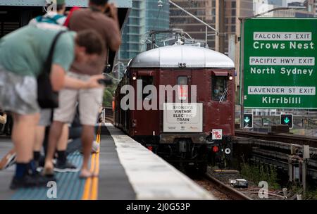 Sydney. 19th mars 2022. Un train d'époque passe le Harbour Bridge à Sydney, en Australie, le 19 mars 2022, dans le cadre de la célébration du Sydney Harbour Bridge 90th. Pour marquer l'année 90th depuis l'achèvement du Sydney Harbour Bridge, Sydneysiders s'est rendu samedi dans le port pour rendre hommage au pont qui a su relier et inspirer des générations d'Australiens. Credit: Bai Xuefei/Xinhua/Alay Live News Banque D'Images