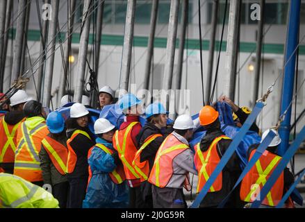 Vancouver, Canada. 18th mars 2022. Les travailleurs poussent les bâtons de soutien pour élever le haut de la tête à sa position finale pour le spectacle à venir du Cirque du Soleil, Alegria, à Concord Pacific place, à Vancouver, en Colombie-Britannique, au Canada, le 18 mars 2022. Plus de 60 travailleurs ont poussé plus de 100 bâtons de soutien pour élever la toile dans sa position finale afin de mettre en place le célèbre Big Top, où aura lieu la scène principale du Cirque du Soleil. Credit: Liang Sen/Xinhua/Alay Live News Banque D'Images