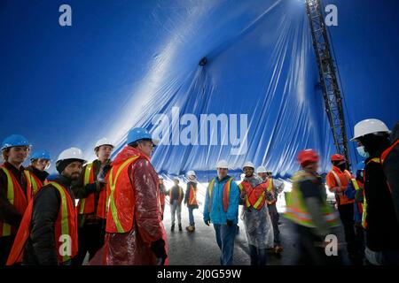 Vancouver, Canada. 18th mars 2022. Les travailleurs sont prêts à soulever la toile pour le prochain spectacle du Cirque du Soleil, « Alegria », à Concord Pacific place, à Vancouver, en Colombie-Britannique, au Canada, le 18 mars 2022. Plus de 60 travailleurs ont poussé plus de 100 bâtons de soutien pour élever la toile dans sa position finale afin de mettre en place le célèbre Big Top, où aura lieu la scène principale du Cirque du Soleil. Credit: Liang Sen/Xinhua/Alay Live News Banque D'Images