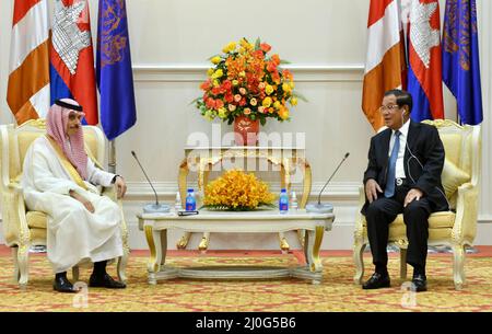 Phnom Penh, Cambodge. 18th mars 2022. (220319) -- PHNOM PENH, le 19 mars 2022 (Xinhua) -- le Premier ministre cambodgien Samdech Techo Hun Sen (R) rencontre le prince Faisal ben Farhan Al Saud, ministre saoudien des Affaires étrangères, en visite à Phnom Penh, au Cambodge, le 18 mars 2022. Le Cambodge et l'Arabie saoudite se sont engagés à renforcer davantage les liens bilatéraux et la coopération pour des avantages mutuels, a déclaré une déclaration du ministère cambodgien des Affaires étrangères. Cet engagement a été pris vendredi lors d'une rencontre entre le Vice-Premier Ministre cambodgien et le Ministre des affaires étrangères Prak Sokhann et le Ministre saoudien des affaires étrangères en visite à Prin Banque D'Images