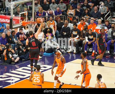 Phoenix, États-Unis. 18th mars 2022. Zach Lavine (#8 Chicago Bulls) fait des doucks lors du match de la National Basketball Association entre les Chicago Bulls et les Phoenix Suns au Footprint Center de Phoenix, Arizona. Edwin Rodriguez/SPP crédit: SPP Sport presse photo. /Alamy Live News Banque D'Images