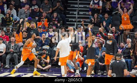 Phoenix, États-Unis. 18th mars 2022. Le banc Phœnix Suns célèbre un tir lors du match de la National Basketball Association entre les Chicago Bulls et les Phoenix Suns au Footprint Center de Phoenix, Arizona. Edwin Rodriguez/SPP crédit: SPP Sport presse photo. /Alamy Live News Banque D'Images