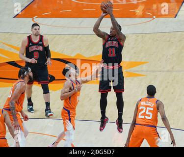 Phoenix, États-Unis. 18th mars 2022. DEMAR Derozan (#11 Chicago Bulls) tourne pendant le match de la National Basketball Association entre les Chicago Bulls et les Phoenix Suns au Footprint Center de Phoenix, Arizona. Edwin Rodriguez/SPP crédit: SPP Sport presse photo. /Alamy Live News Banque D'Images