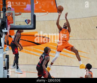 Phoenix, États-Unis. 18th mars 2022. Mikal Bridges (#25 Phoenix Suns) tourne pendant le match de la National Basketball Association entre les Chicago Bulls et les Phoenix Suns au Footprint Center de Phoenix, Arizona. Edwin Rodriguez/SPP crédit: SPP Sport presse photo. /Alamy Live News Banque D'Images