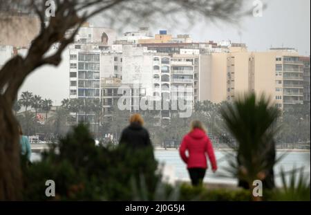 Journée nuageuse à Palma de Majorque, Espagne, en raison d'un nuage de poussière du Sahara en mars 2022. Banque D'Images