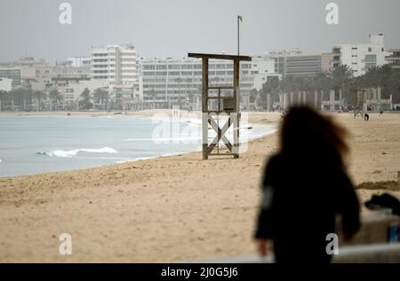 Journée nuageuse à Palma de Majorque, Espagne, en raison d'un nuage de poussière du Sahara en mars 2022. Banque D'Images