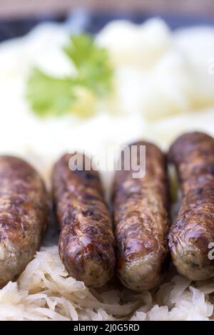 Saucisses de Nuremberg avec la choucroute Banque D'Images