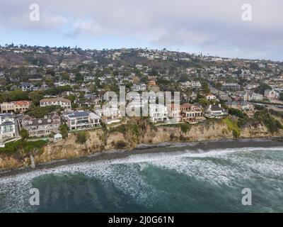 Vue aérienne de la crique avec grande villa à la Jolla Hermosa, Californie, Etats-Unis Banque D'Images