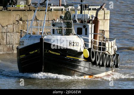 Bateau de pêche entrant dans le port de Bridlington. Yorkshire, Royaume-Uni. Banque D'Images