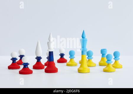 Les échecs ukrainiens et russes sont sur fond blanc Banque D'Images