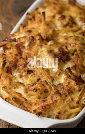 Rigatoni au gratin sur bois Banque D'Images