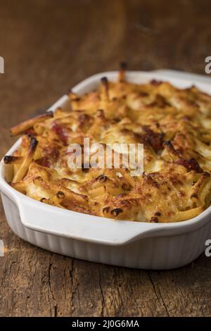 Rigatoni au gratin sur bois Banque D'Images